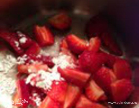 Клубничное пюре:

Клубнику разрезать на 4 части, добавить сах.пудру и лимонный сок. Довести все до кипения.
Снять с огня, дать полностью остыть и пюрировать.

