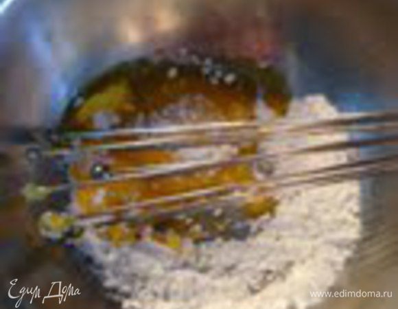 Баварский фисташковый крем:

Желатин замочить в воде. Желтки растереть с сах.пудрой