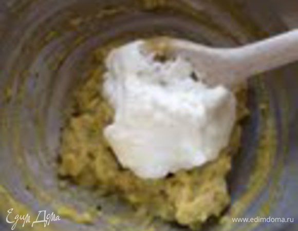 Сливки взбить до устойчивых пиков, вмешать в фисташковый крем.
