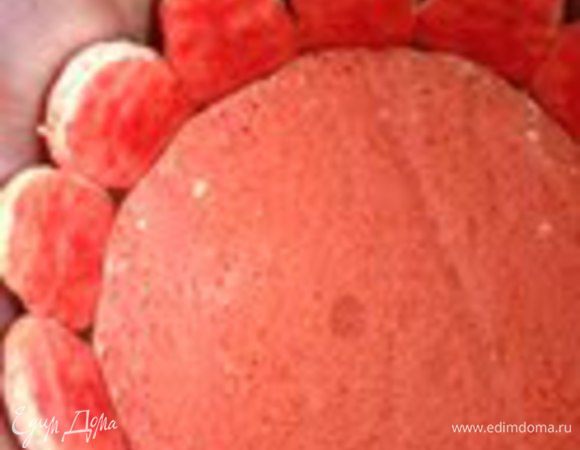 Сборка:
Форму лучше брать диаметром 15-16 см.
На дно положить 1 диск бисквитного печенья.
Каждое печенье смазать небольшим количеством клубничного пюре и установить вертикально.
Диск так же смазать пюре.

