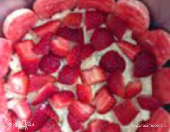 порезанную клубнику.