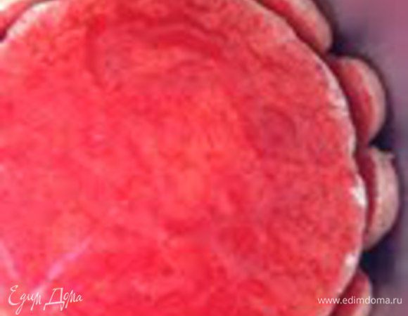 Накрыть вторым бисквитным диском, смазать клубничным пюре, украсить ревенем и клубникой.
Поставить в холодильник на 2-3 часа.