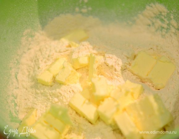 Из холодного сливочного масла, сахара и просеянной муки сделать крошку,
