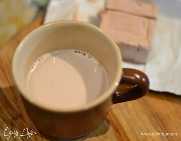 в молоке с солью размешать дрожжи.