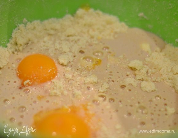 затем добавить разведенные дрожжи.