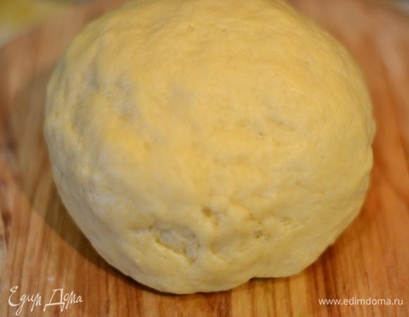 Замесить тесто, скатать в шар и отправить в холодильник на 1-2 часа.