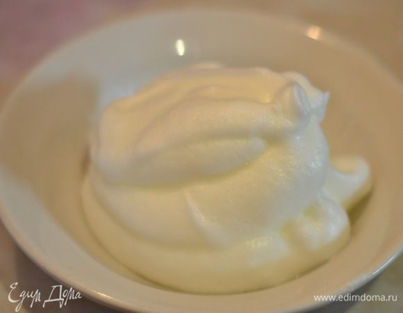 Приготовить крем. Взбить белок с лимонным соком до пиков. Я брала двойную порцию крема, у меня немного осталось, поэтому пишу, чтобы хватило на одну галету.