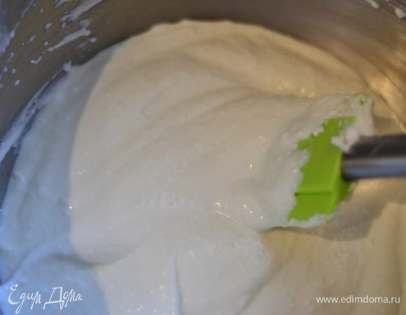 Творог протереть через сито, взбить с сахаром, сметаной и ванилью до кремообразного состояния. Соединить со взбитым белком, перемешать лопаткой.