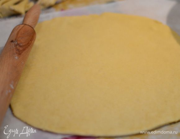 Раскатать тесто в круг.