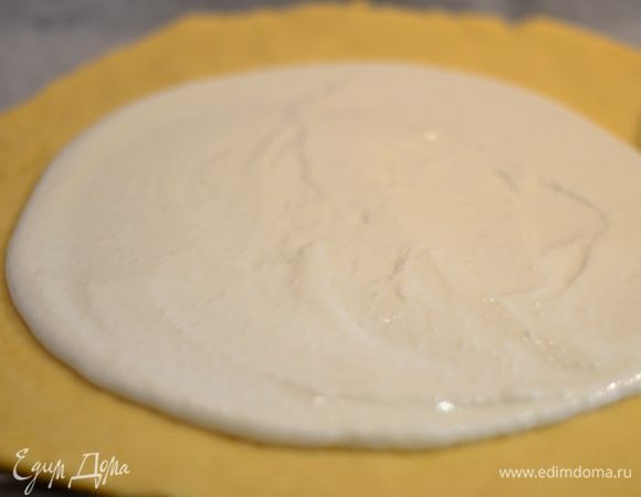 На середину круга выложить творожный крем.