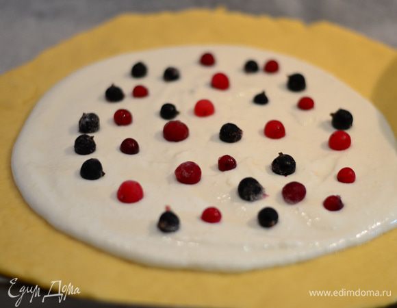 На крем выложить ягодки.