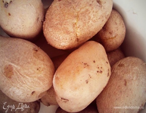Моем и отвариваем в подсоленной воде картофель в "мундирах" (по желанию можно очистить ее). Даем остыть.