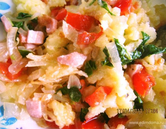 Начинка: режим полукольцами луковицу, полосочками бекон и шпинат, кубиками черри. Поочередно отправляем в казанок и слегка тушим. Добавляем к начинке картошку и аккуратно смешиваем, обязательно попробовать на соль.