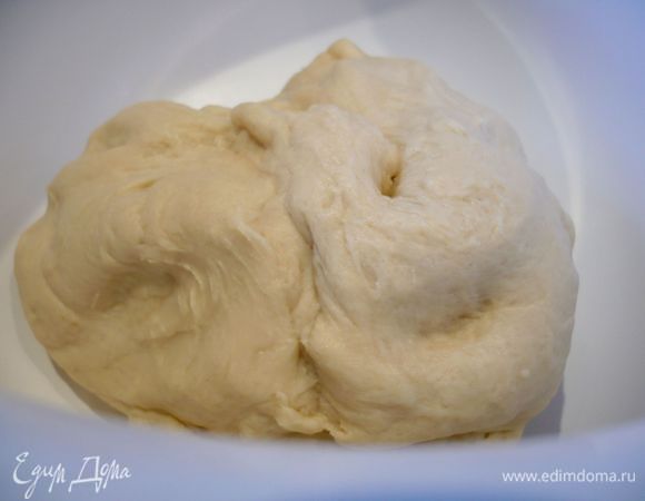 Готовим тесто. Дрожжи смешиваем  с медом до однородной массы. Добавляем к муке, вместе с щепоткой соли, теплым молоком, 50 г размягченного сливочного масла, яйцом и желтком. Вымешиваем эластичное тесто. Ставим его на полчаса в теплое место, закрыв полотенцем. 