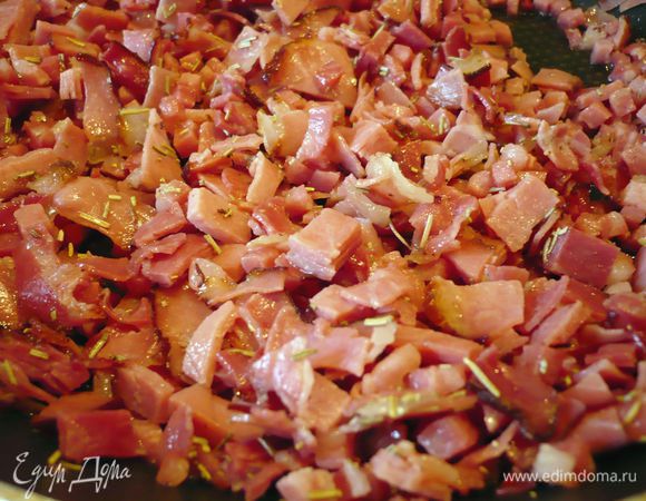 Бекон поджариваем на сковороде и смешиваем с розмарином. Выкладываем в тесто и хорошо перемешиваем. 