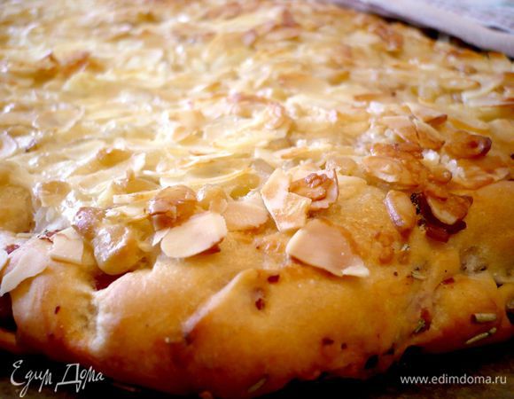 А вот и наш пирог! Он очень вкусный теплый, но если Вы решите угостить им своих близких и себя, конечно, чуть позже, просто разогрейте его в духовке в течение 15 минут при 160 градусах с конвектором, не забыв прикрыть его поверхность фольгой! Приятного Вам аппетита!