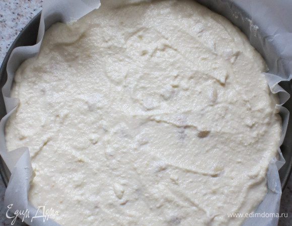 Форму с пергаментом (диаметр 29 см)  слегка смазать сливочным масло и аккуратно выложить в неё попеременно массы с орехами и без.Выпекать в разогретой до 180°С духовке 60 минут.Затем выключить духовку и оставить в ней творожник ещё на 15 минут.