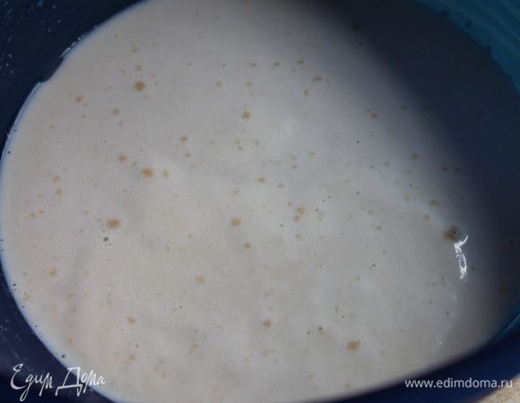 Делаем опару. Молоко теплое берем, добавим 1 ч. л. сахара, 0,5 ч. л. соли, пачку сухих дрожжей (10 г), и 2 ч. л. муки. Все размешаем и поставим в теплое место, пока не подымется. Примерно минут 15-20.