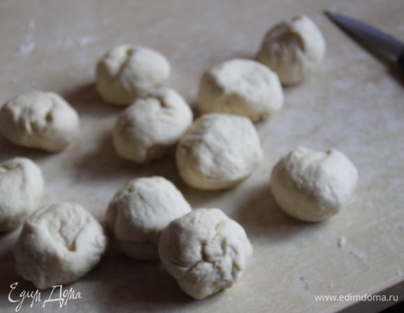 Когда подымется опара, добавляем муку, не всю сразу. По рецепту было 3 ст. но у меня ушло меньше. Смотрите чтобы тесто было не тугое. Сразу работаем с ним, делим на 12 частей и делаем такие шарики.