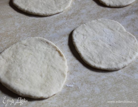 Раскатываем наши колобочки размером половина диаметра вашей формы.У меня 20 см была