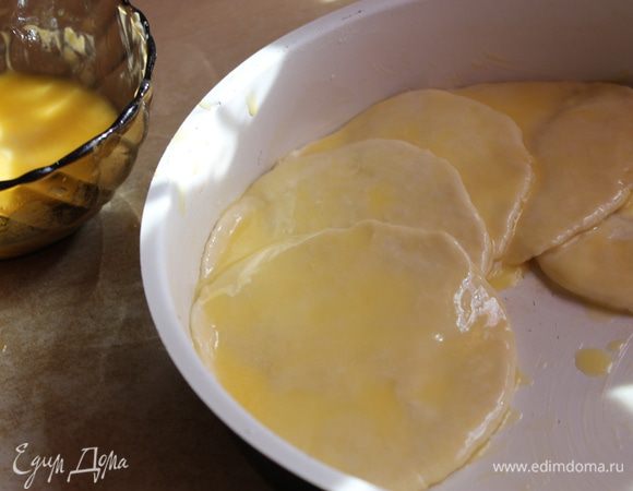 Растомим маргарин, макаем наши лепешки и укладываем в нахлест по кругу в форму. Форму смазываем маслом.