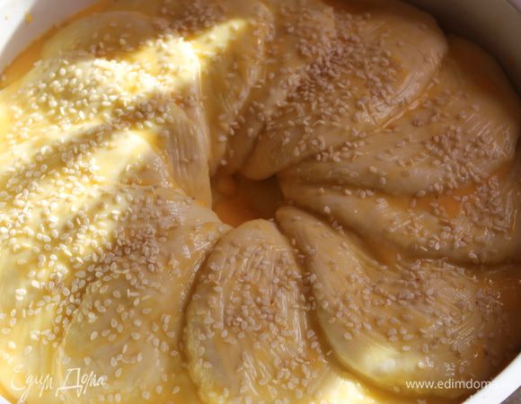 Обмажем затем желтком и посыпем сверху кунжутом.Запекаем в духовке 20 минут при 200 гр.