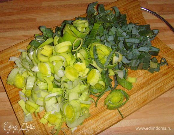 порезать порей. У меня в дело идёт всё: и зелёная часть тоже.
Протушить порей на масле до полуготовности.