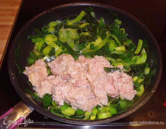 добавить тушенку, прогреть вместе.