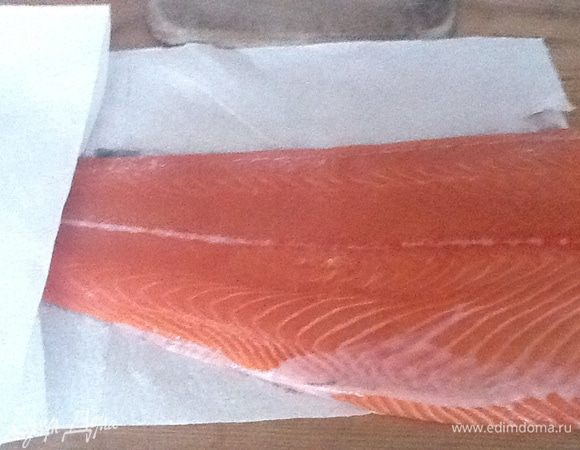 Выкладываем рыбку на бумажное полотенце и хорошенько просушиваем. Бумаги не жалеем.