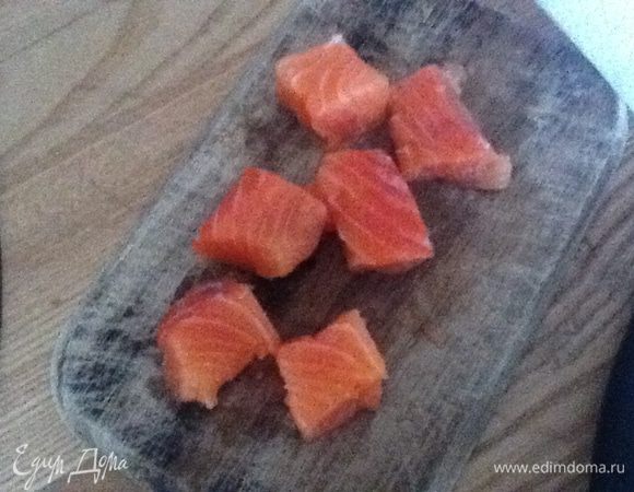 Разрезаем на квадратики. Я делаю где-то  по 4 куб см. Доска обрабатывается в посудомойке, поэтому бледная, зато без бактерий!