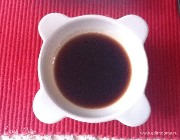 1. Наливаем соевый соус (в него добавляем каплю кунжутного масла),
2. Разрезаем на дольки лайм или лимон 
3. Делаем из дайкона карпаччо. 
Чистим, строгаем на тонкие слайсы.
Солим обязазательно морской крупной солью.
За  5-10 минут  соль растает и дайкон выделит сок.
Поливаем любимым видом растительного масла (здесь рекомендую нежное, например, масло виноградных косточек).