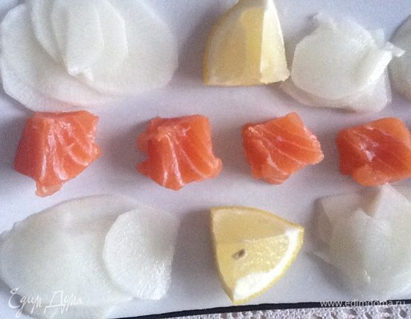 Сервируем. 
С опаской смотрим - она же сырая! 
Берем лимон - поливаем чуть. И -  "О чудо!" -  блестящие кусочки покрылись белой дымкой. Обмакиваем в соевый соус, кладем в рот. Вот оно - блаженство! 
Дайкон возвращает с небес на землю.
Повторяем...
Можно и с хлебом. Тоже вкусно! 
Перед приготовлением не забудем прочитать пост!
