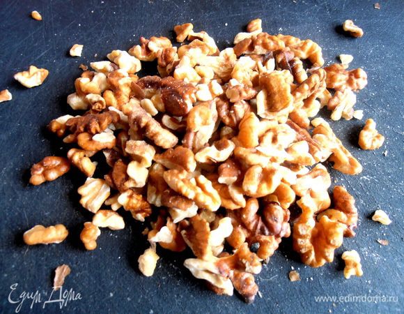Нарезаем орехи помельче,но не в крошку...