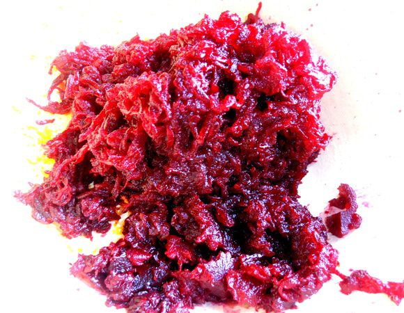 Свеклу натираем на  мелкой тёрке.