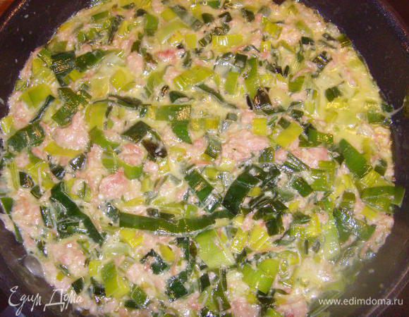 Уварить всё вместе до почти полного испарения жидкости,  полностью охладить. Я это делала с вечера, т.к. гости мои были запланированые )))