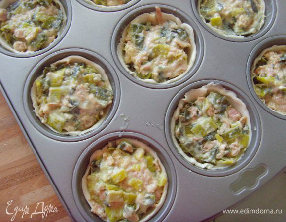 Форму от маффинов тщательно смазать маслом и посыпать мукой или ещё лучше манкой. здесь придется проявить фантазию и найти круглую формочку, чтобы выдавить кружки теста, которые по диаметру будут больше ячеек в маффин- форме, чтоб выложив их, у вас получились бортики. Лучше об этом позаботится заранее.