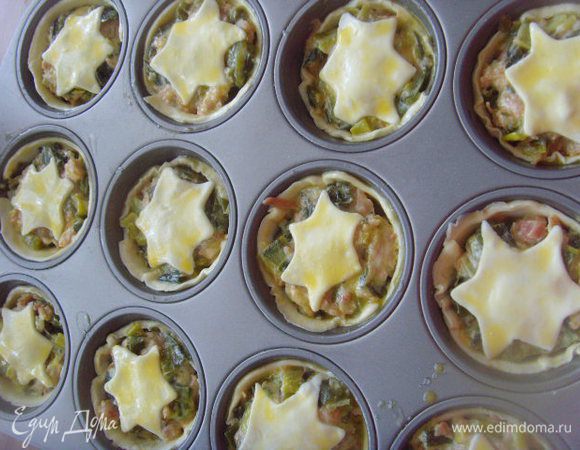 заполнить пирожки фаршем. Из оставшегося теста выдавить звёзды, уменя получилисть чуть меньше, чем хотелось бы. Смазать края теста по бортикам желтком, накрыть звёздами, смазать и их желтком.