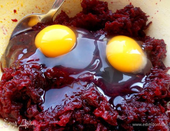 Вбиваем 2 яйца.