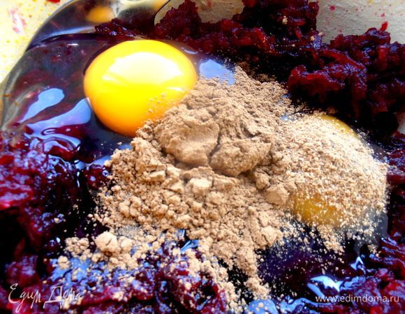 Добавляем полную ложку корицы и порошок мускатного ореха.