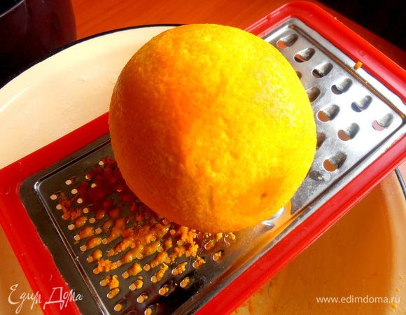 Натереть цедру апельсина или лимона (допускается и то и другое в морковно-свекольной выпечке!).