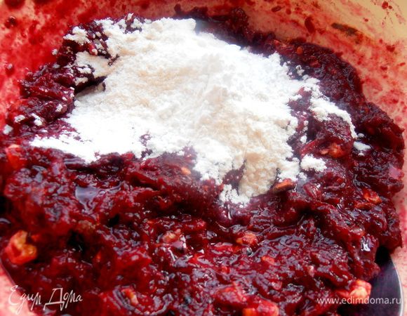 Вводим муку...Если хотите уменьшить количество муки до 100 г,то печенье тоже получится,только расплывётся в лепёшечки,а мне захотелось именно таких,с горочкой))