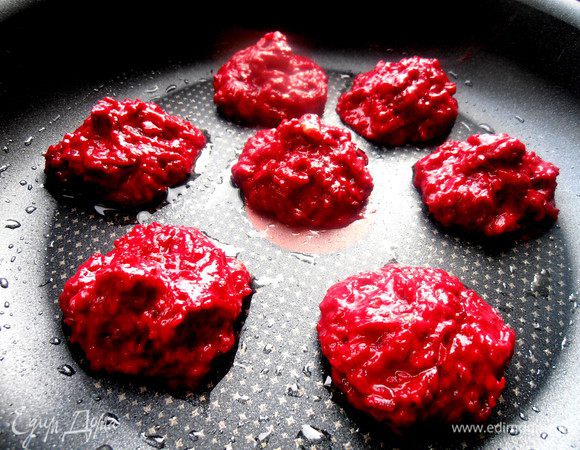 Тесту желательно немного постоять,но можно и сразу начинать выкладывать такими "безешками" в смазанную форму.