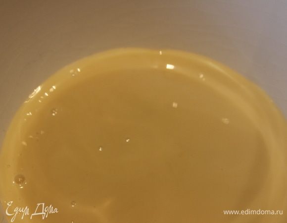 В сгущенное молоко добавить лимонный сок, перемешать и разделить на 2 части: одна пойдет для белых орешков...