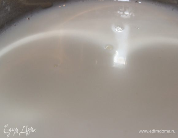 Нагреть в сотейнике молоко, развести в нем сахар и ликер. Добавить замоченный агар-агар вместе с водой и все тщательно перемешать. Помешивая довести до кипения