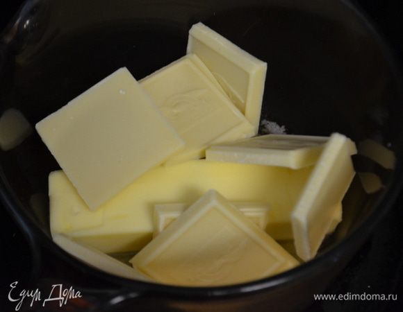 Шоколад,сливочное масло выложить в кастрюльку и поставить на медленный огонь. Как разойдется снять с огня перемешать хорошо.