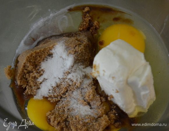 Сливочный сыр,яйца,коричневый сахар,лимонный экстракт, соль перемешать все вместе. Добавить шоколад с маслом и муку. Перемешать.