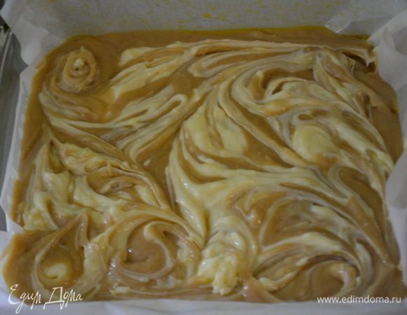 Выложить тесто в форму,распределить лопаточкой. Выложить поверх топпинг и ножом сделать круги. Поставить в духовку разогретую на 200 гр. На 20 мин. У меня ушло по времени 35-40 мин.