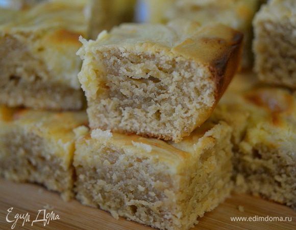 Дать остыть 2 мин. Снять с формы поддерживая бумагу и разрезать на порции. Подавать теплым или холодным как вам больше нравится. Приятного аппетита.