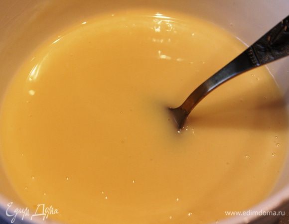 Половину молочно-агаровой смеси ввести в белую часть сгущенного молока. Быстро все перемешать и разлить по формочкам