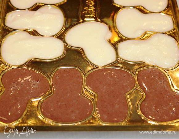 Вторую половину молочно-агаровой смеси снова довести до кипения и добавить ее к шоколадной части сгущенного молока. Быстро перемешать и разлить по формочкам. Агар-агар быстро схватывается. Достаточно подержать форму в холодильнике минут 30-40 и десерт готов